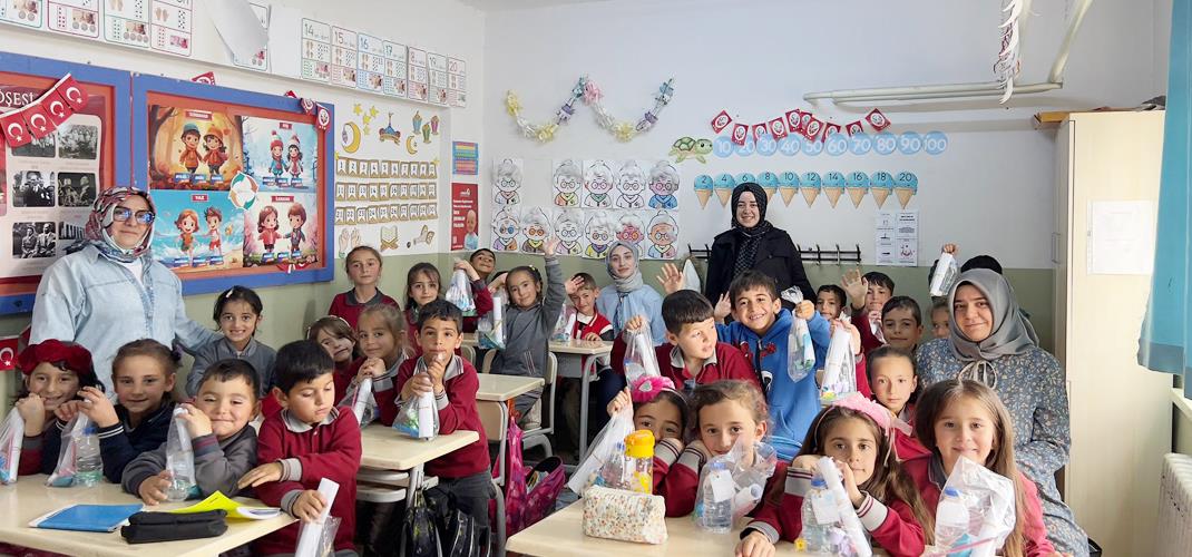Öğrencilere suyun hayatımızdaki önemi hakkında bilinçlendirme eğitimi verildi.